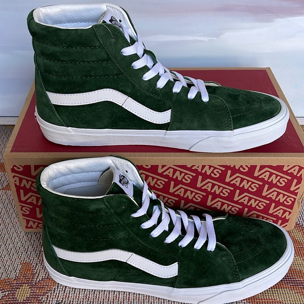 Vans Men’s Sk8-Hi
Pig Suede Douglas Fir
VN0007NSBXU
Sneakers - Picture 3 of 16